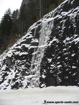 Image d'une cascade glacée faite à Sixt fer à cheval en Haute Savoie 74